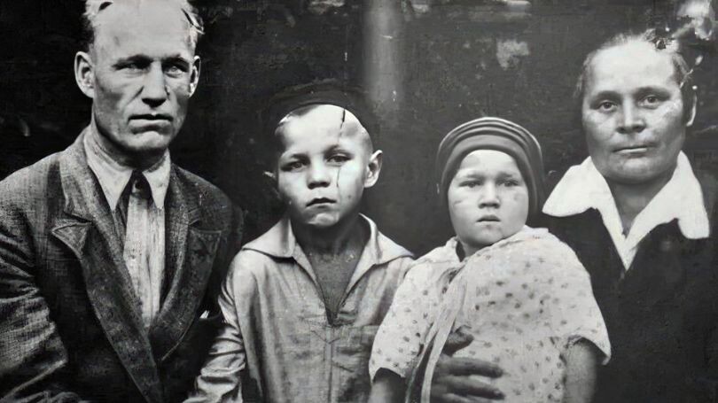 Юный Михаил с отцом, матерью и сестрой. Семья считалась зажиточной, у них у одних из самых первых появился мотоцикл