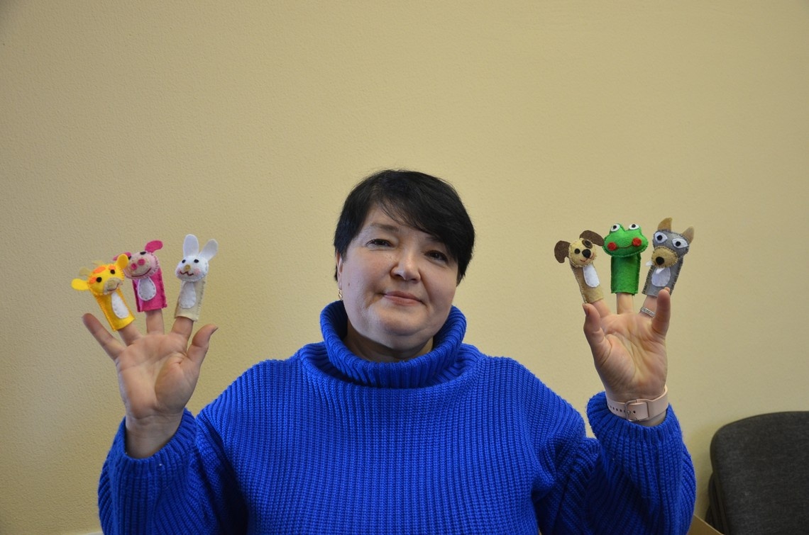 Педагог Галина Зеленева хорошо знает: такие пальчиковые игрушки любят ребятишки. Много сказок можно с их помощью разыграть. И весело, и полезно: речь у детей развивается, а также важен воспитательный момент.