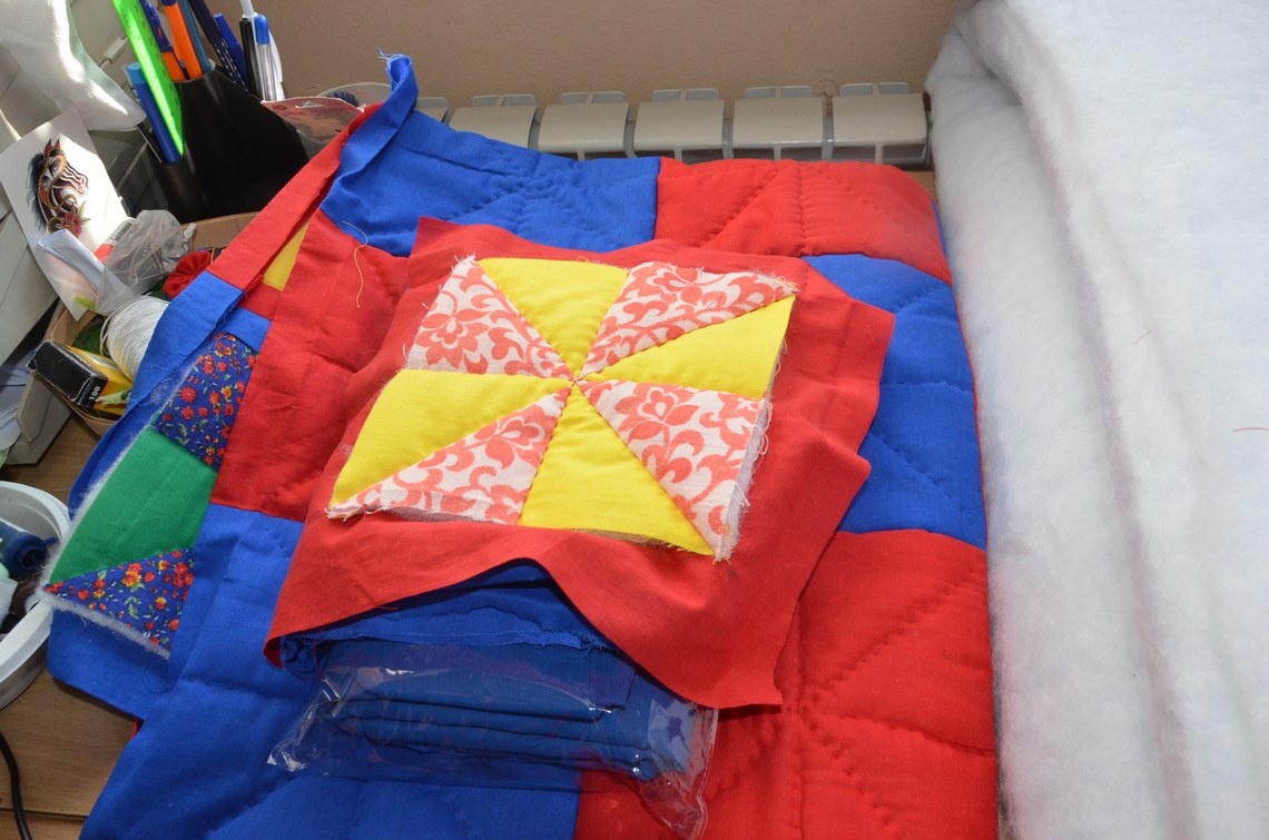 Так из лоскутков рукодельница создаёт красивое и тёплое одеяло.