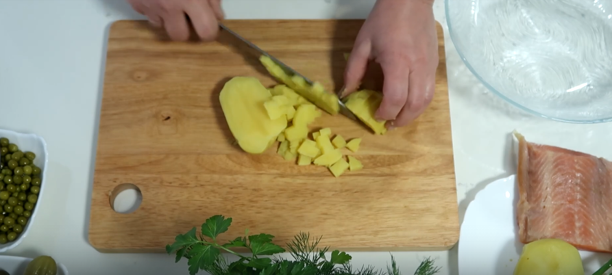 Картофель нарезаем маленьким кубиком
