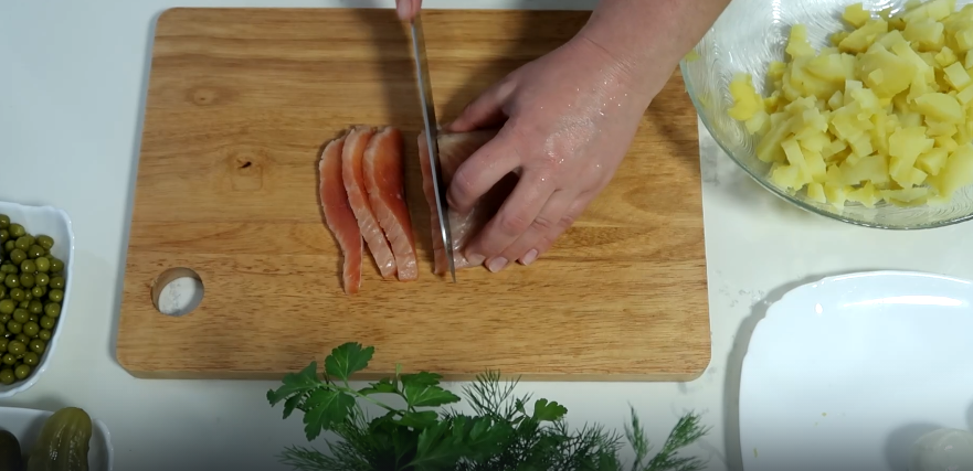 Слабосоленую красную рыбу нарезаем кубиком