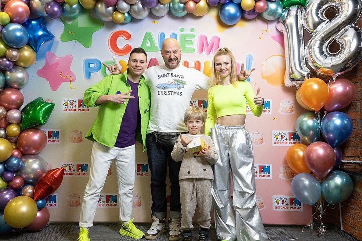    Владимир Маркони с сыном Львом и ведущими Детского радио ГПМ Радио