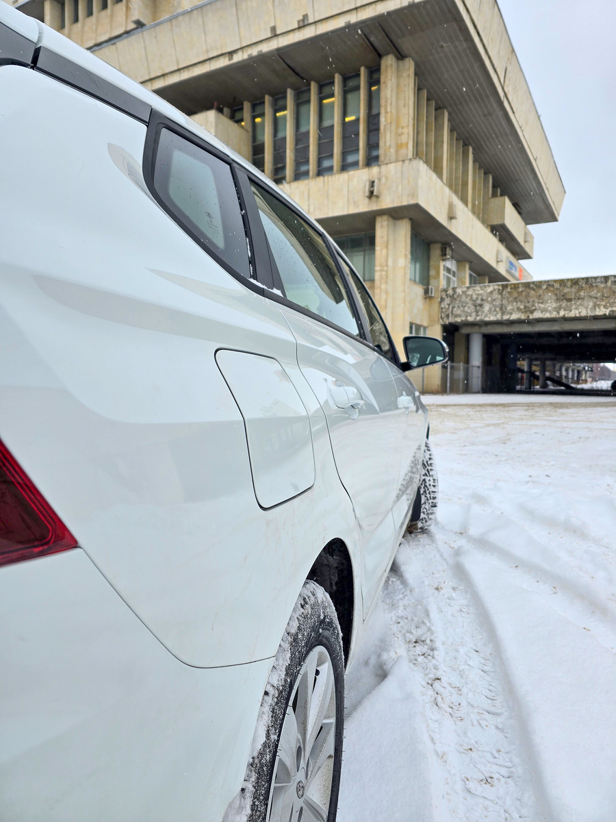 Лючок бака на Искре открывается из салона... Точнее должен открываться из салона... Жаль, не всегда это работает так, как надо.