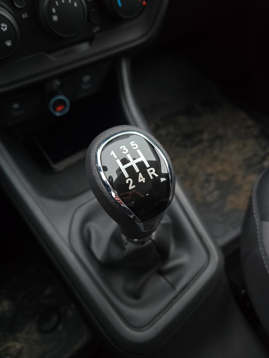 Вой вазовской 5-тиступки у Искры всё ещё остался, благо её здесь почти не слышно из-за улучшенной шумоизоляции, а вот вой топливного насоса слышно почти всегда.