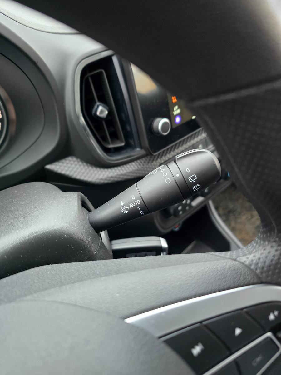 У рычажка управления стеклоочистителями есть бестолковый режим "AUTO", но нет привычного всем прерывистого режима работы стеклоочистителей.