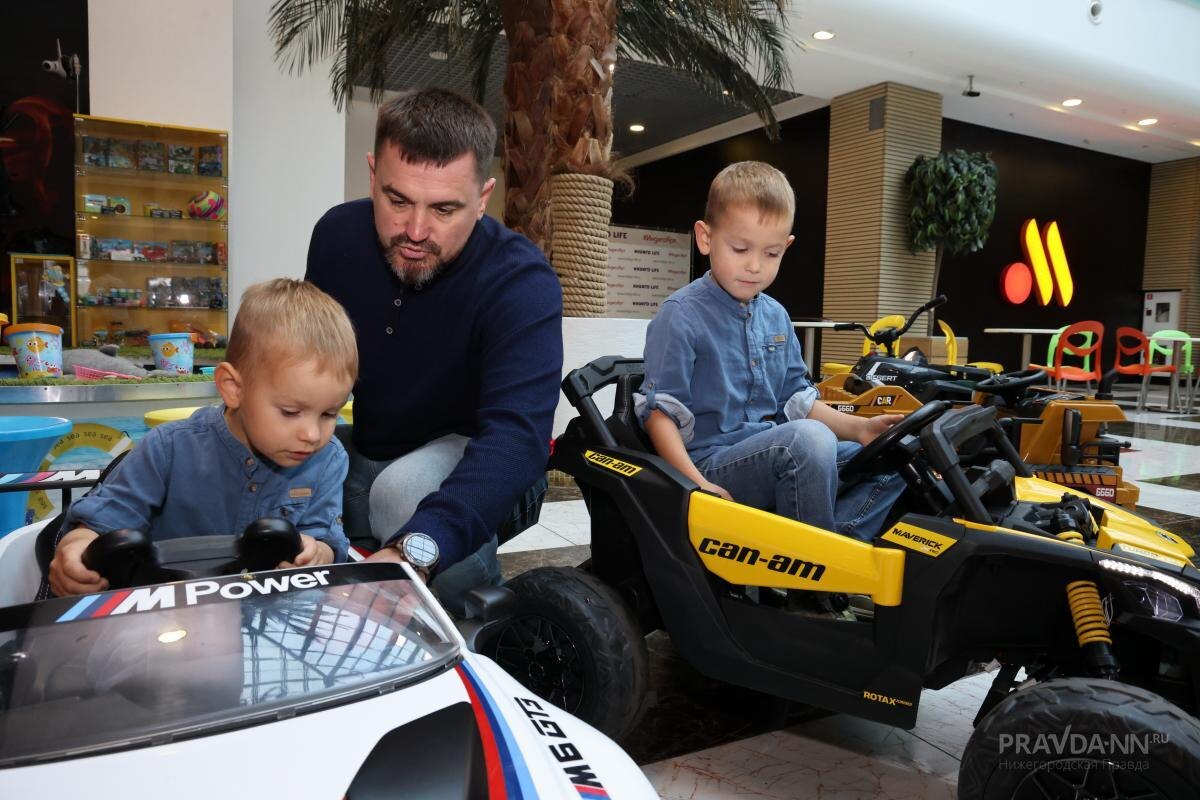    Для многодетных родителей снимаются ограничения на включение в страховой стаж периодов ухода за ребёнком до 1,5 лет