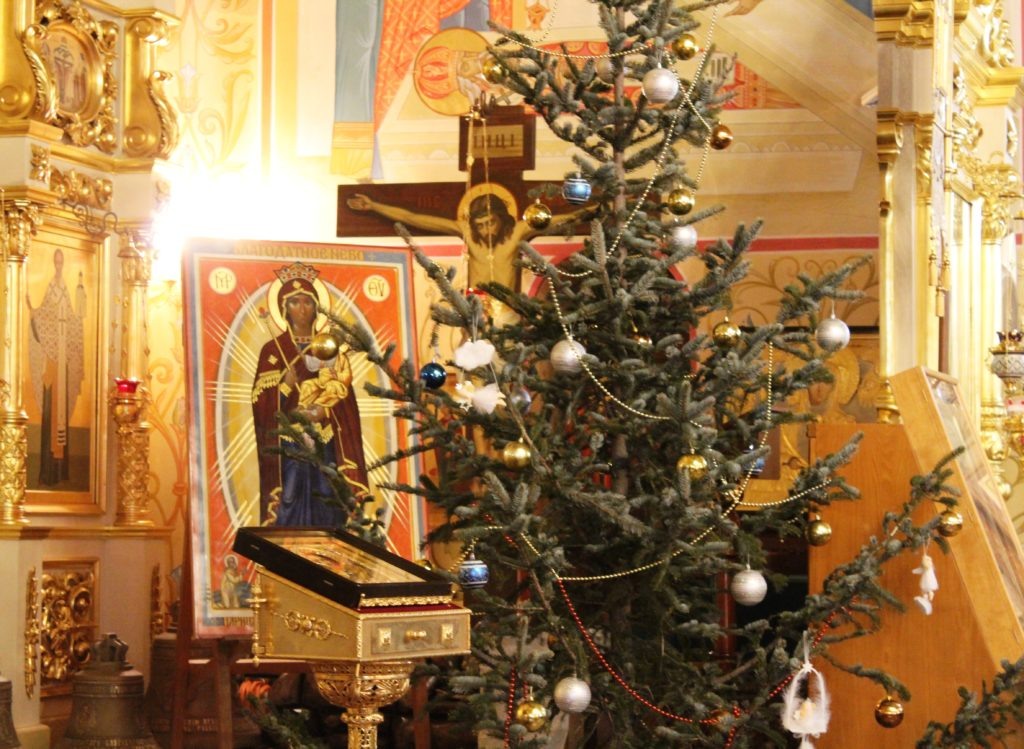 В качестве иллюстрации фото с сайта Биробиджанской Епархии (оригинал фото по ссылке: https://pravoslavie79.ru/prazdnichnym-molebnom-vstretili-novyj-god-v-birobidzhanskoj-eparhii/ )