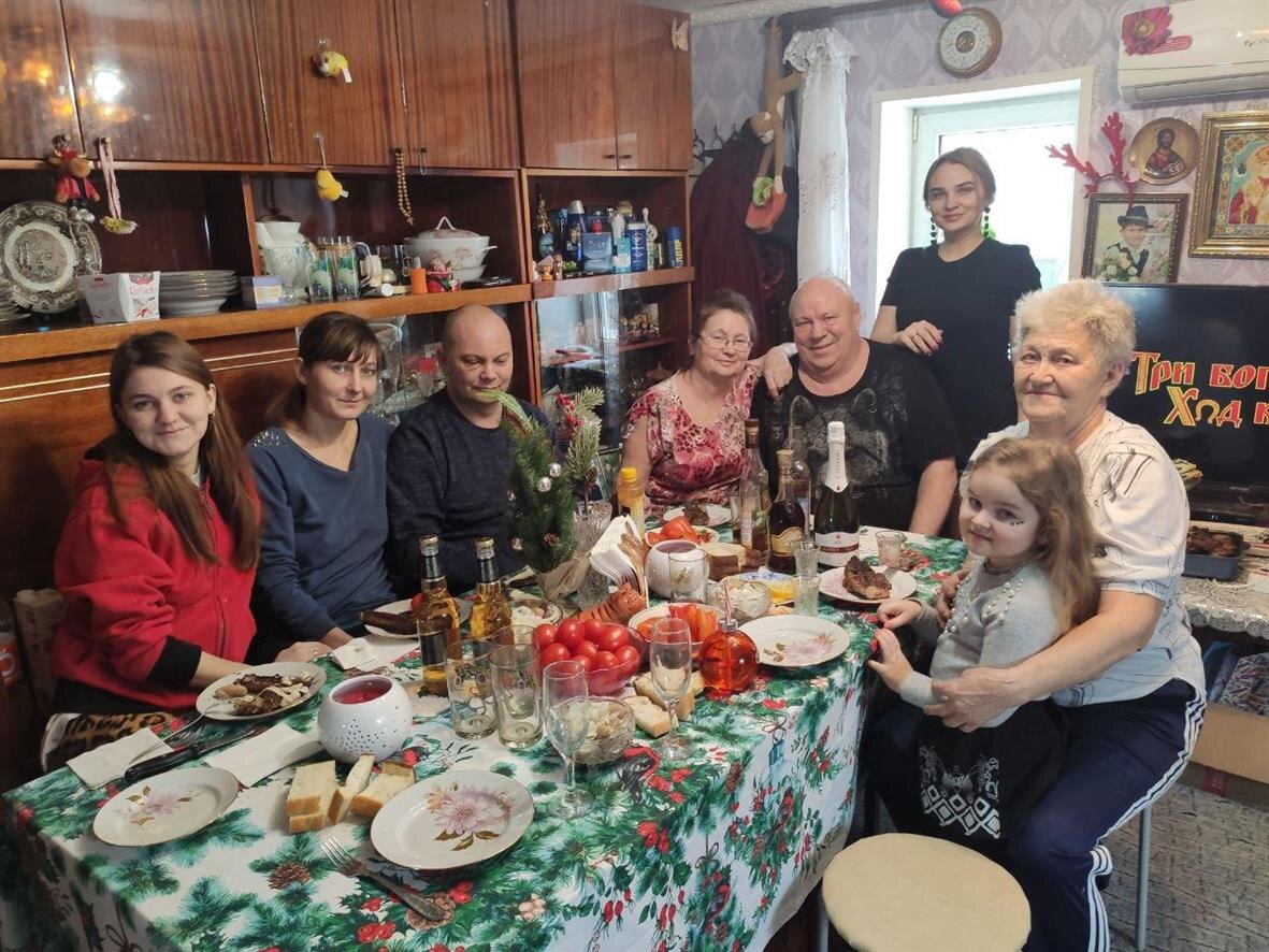 Н.В. Свинарев за праздничным столом в кругу семьи.