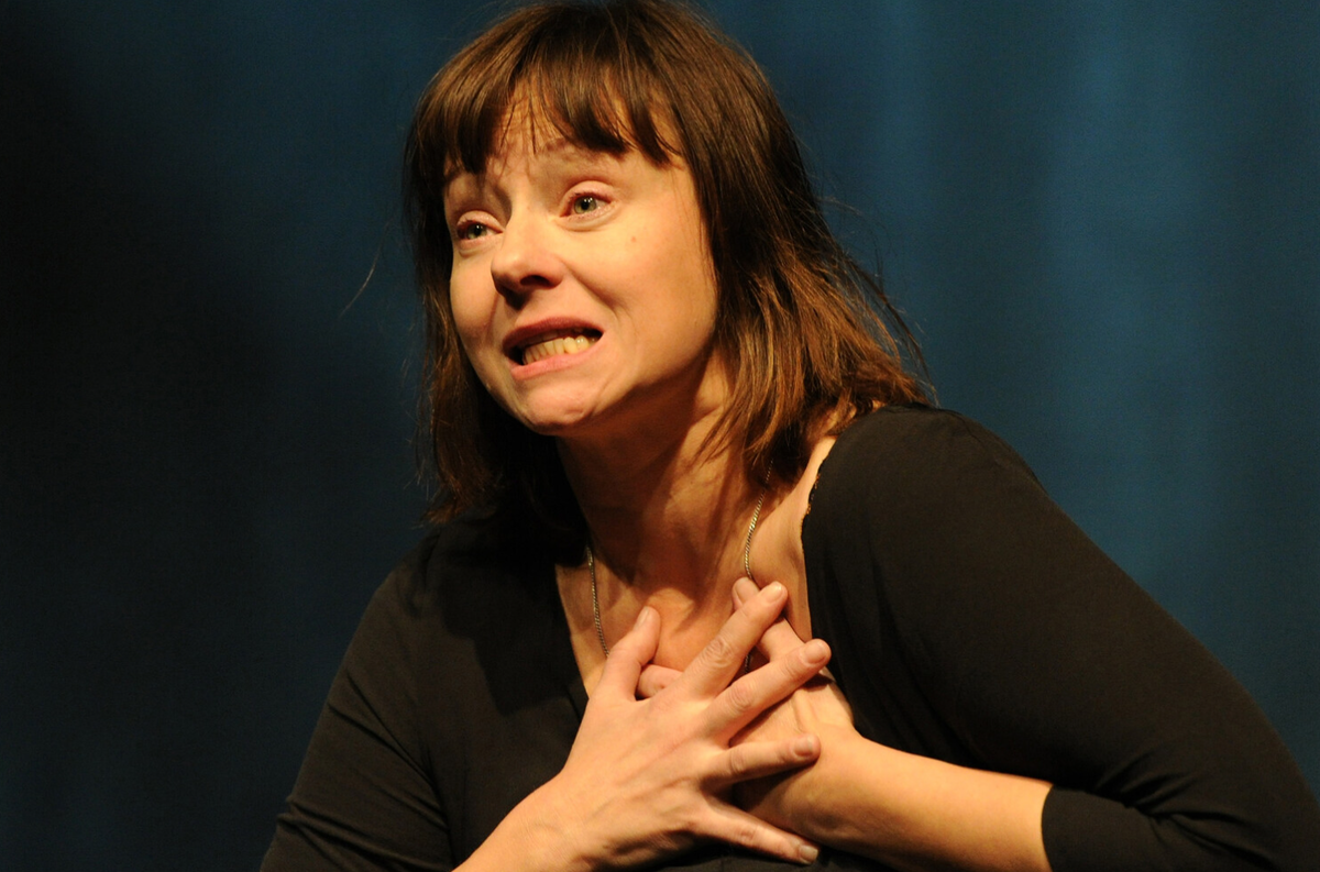 Евгения Добровольская, исполняющая роль Ады, в сцене из спектакля "Письмовник" в МХТ имени А.П. Чехова, Москва, 2011 год