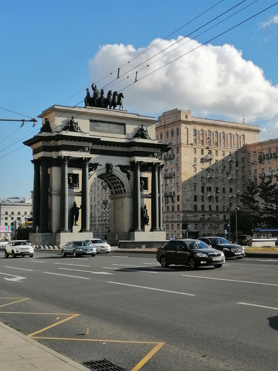 Москва как много в этом звуке для сердца русского слилось. Как много в нём отозвалось.....