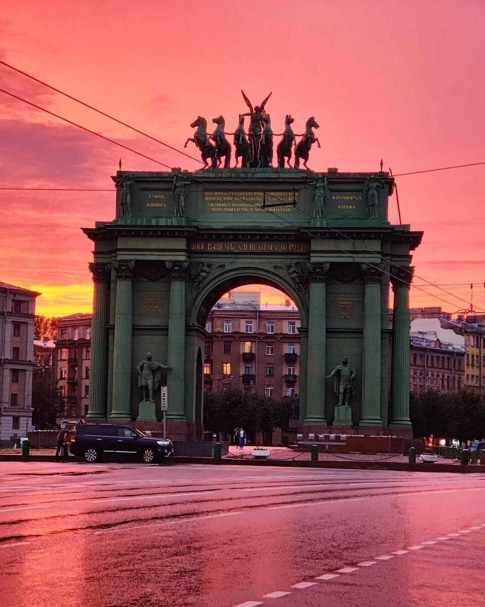 Триумфальная арка в Питере, очень похоже на ту что в Москве. Наверное арки победы везде одинаковые. 
