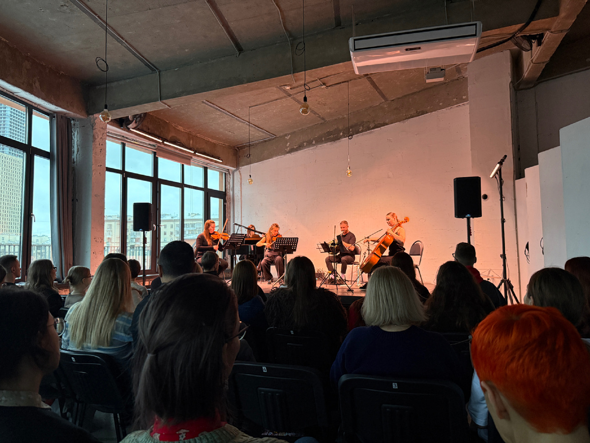 На концерте были дети, которые час внимательно и с интересом слушали музыку. Музыка писалась для целого оркестра, но, несмотря на это, пятерым музыкантам удалось сделать чудо и перенести нас в волшебный мир Гарри Поттера. 