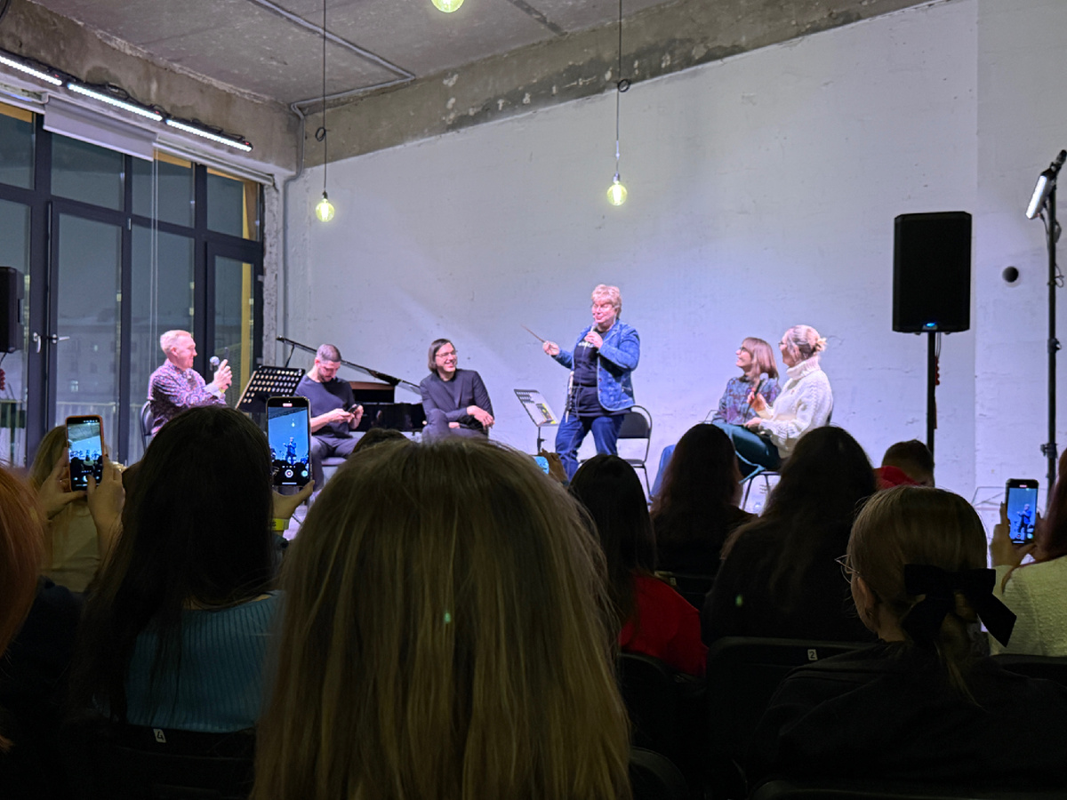 Потрясающие краткое изложение всех семи книг на примере трех волшебных палочек от Марии Штейман. Видео выложила в своем Телеграм-канале. 