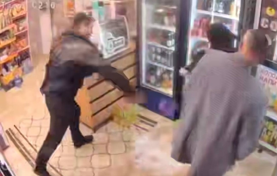    Сын экс-депутата поднял руку на продавщицу. Фото: стоп-кадр видео из социальных сетей