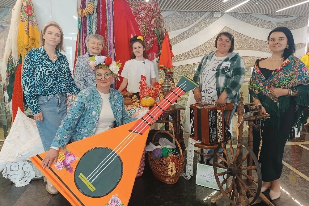    Гюзель (с балалайкой) и мастера ручной работы всегда творчески подходят к украшению места выставки / из архива Гюзель Ибрагимовой