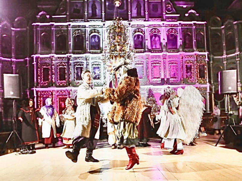    Артисты Черниговского театра организовали песни, пляски и спектакль прямо в отобранном у УПЦ храме