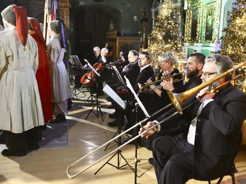    Артисты Черниговского театра организовали песни, пляски и спектакль прямо в отобранном у УПЦ храме