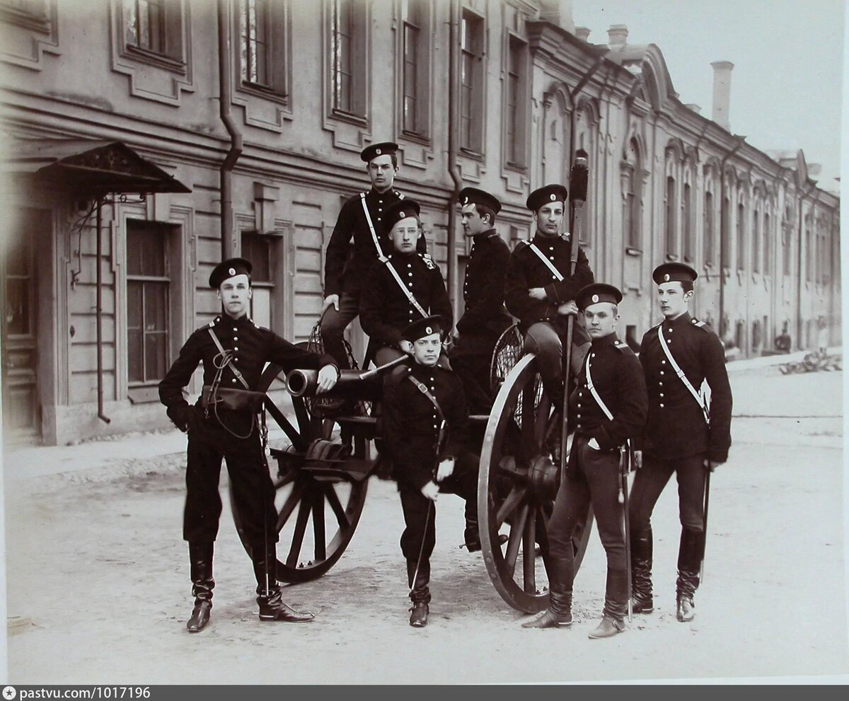 Воспитанники Пажеского корпуса у артиллерийского орудия (фото из интернета; здесь как иллюстрация)