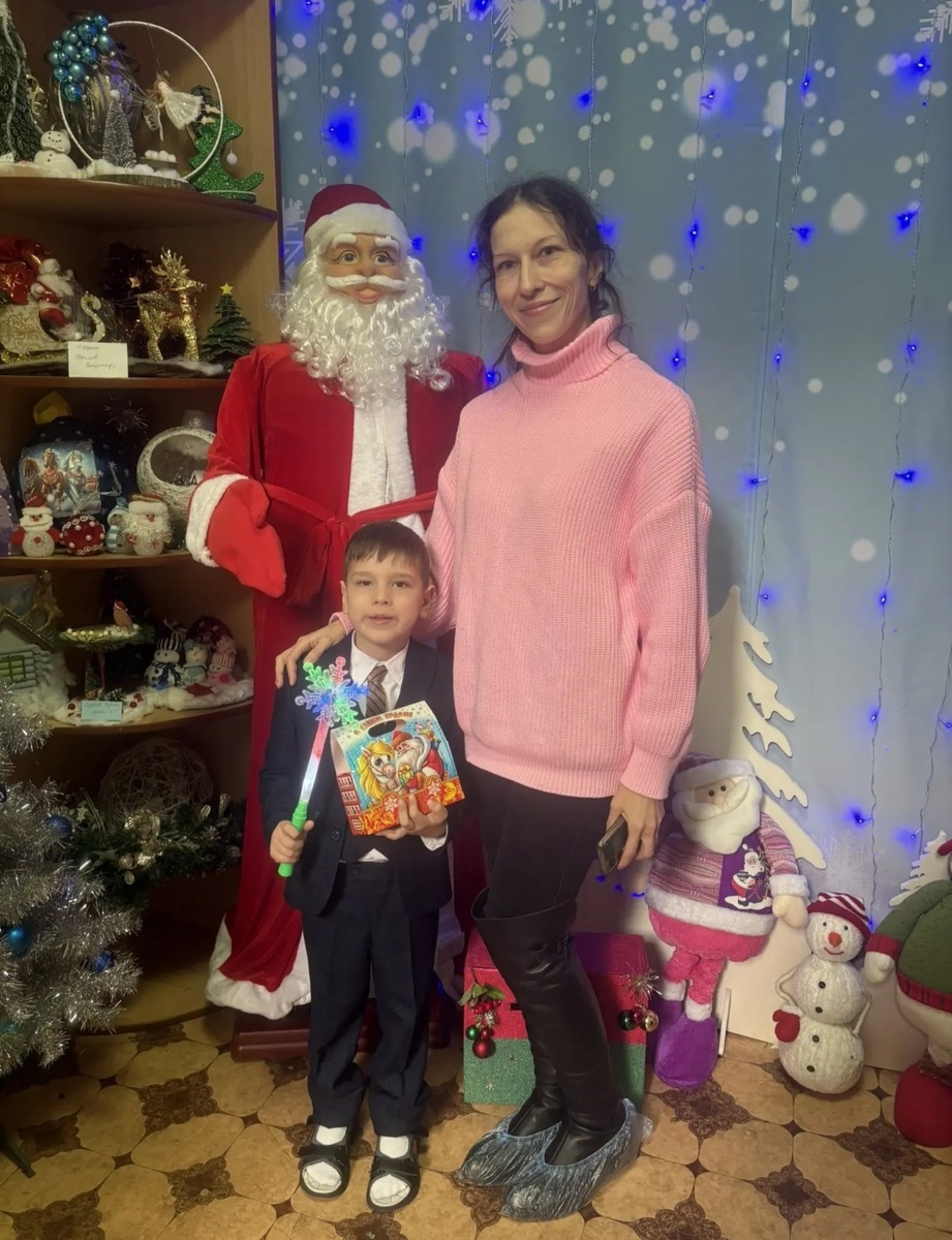 После того самого утренника с младшим сыночком ❤️ фото сделано уже одной из мам на её телефон, мой уже выключился