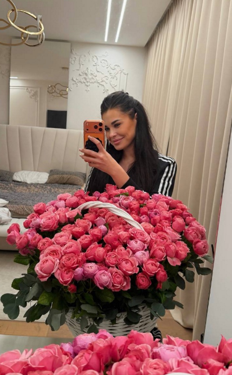 Ирина Пинчук получила букет розовых пионов от Арая Чобаняна. Фото: соцсети