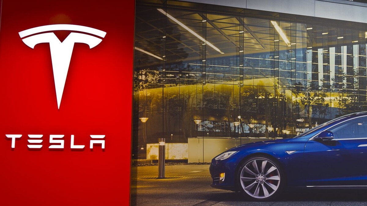    Tesla. Фото Jonathan Weiss / Shutterstock.com