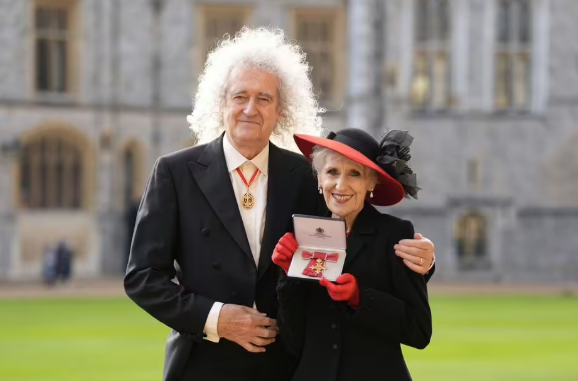 Брайан Мэй поддержал свою супругу Аниту Добсон на церемонии вручения ордера Британской империи 