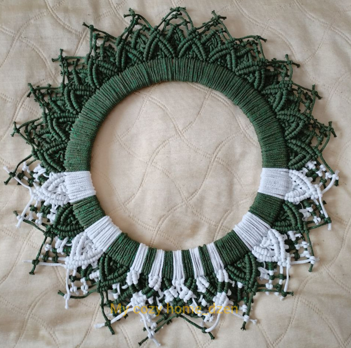 Готовый венок с обрезанными концами шнуров.