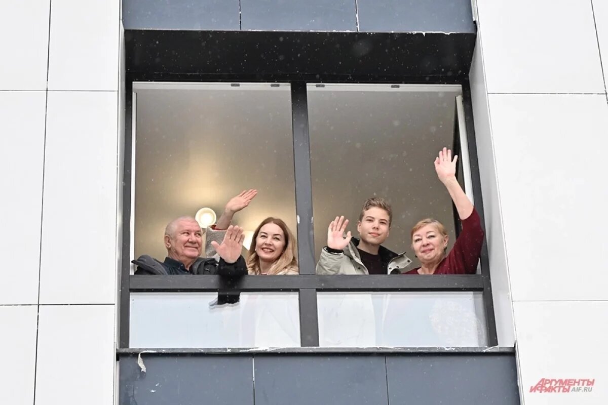    Новостройка, в которую посчастливилось заселиться юбилейной для программы реновации семье, находится в Черемушках на улице Гарибальди.