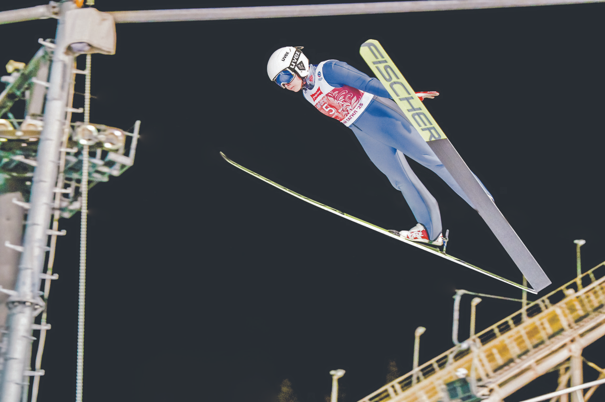 Прыжки на лыжах с трамплина привлекают внимание зрителей своей зрелищностью. Фото: Полина Зиновьева, «Областная газета»