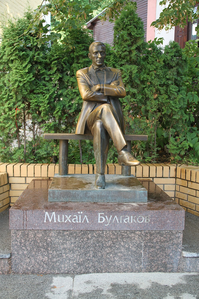 Памятник Михаилу Булгакову в Киеве, подлежащий сносу. Установлен в 2007 году
