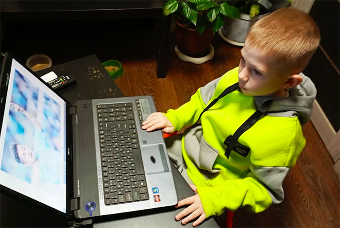 Юный футболист Марк Мурашкин с интересом изучает профессиональный путь знаменитого футболиста.
Фото Александра МАСЛЯНИКА.