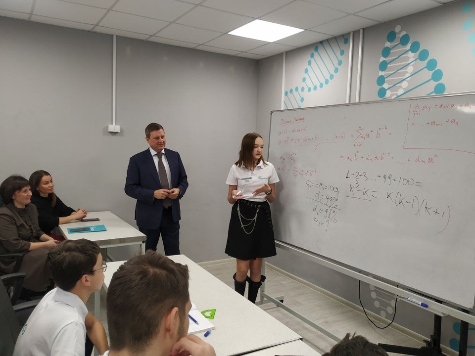    Сенатор Андрей Епишин обсуждает решение нестандартных задач с победителями муниципальных олимпиад. Фото: Ольга Гусева.