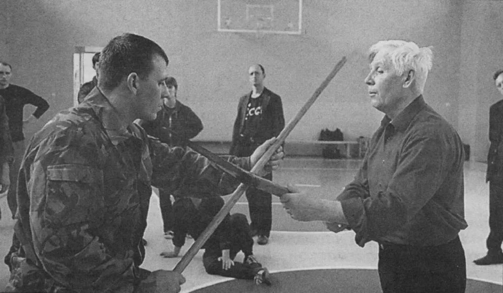 Знаток приемов рукопашного боя Алексей Кадочников, которому принадлежит крылатая фраза: «Рукопашный бой является невидимым оружием, которое нельзя обнаружить, пока его не применили, и нельзя отобрать, пока человек жив». Стоит отметить, что рукопашный бой в России издревле базировался на применении законов механики. Наши предки опирались на эти знания в схватках с бесчисленными врагами. В былые времена это происходило в большей мере на интуитивном уровне, нежели осознанно. Современный человек, имея за плечами как минимум среднее образование, в состоянии осмысленно применять законы физики в рукопашном бою. Ведь с точки зрения механики, рукопашный бой не что иное, как механическое взаимодействие объектов, находящихся в равновесии. Практическая цель рукопашного боя системы Кадочникова - выведение из равновесия тела противника. Использование законов механики, знание системы рычагов, устойчивости стержней и тому подобных понятий позволяет во время схватки задействовать лишь четверть сил человеческого организма с целью их экономии. Неслучайно любимый афоризм последователей Кадочникова: «Против лома нет приема - против лома есть рычаг». В ходе тренировок ученики постигают, как с помощью легкого движения обратить себе на пользу все усилия соперника.