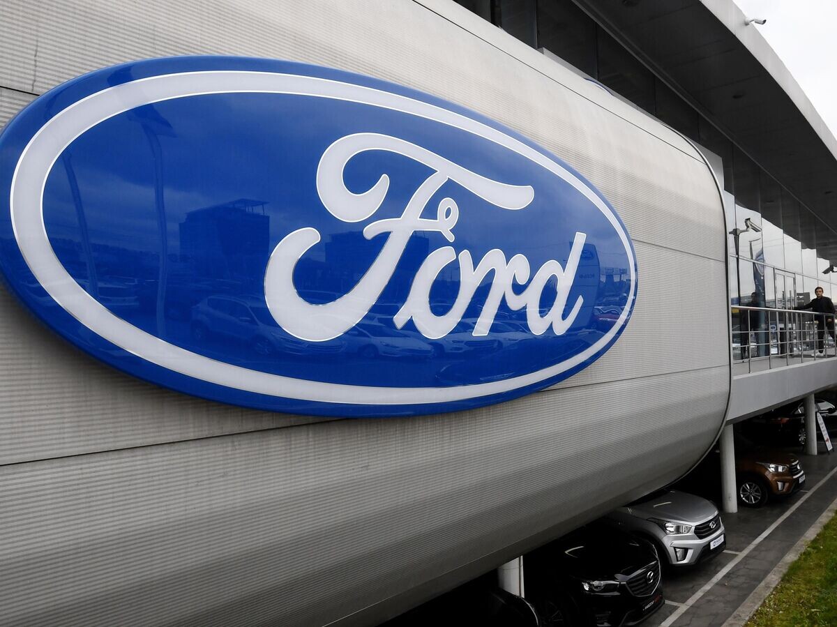    Логотип американской автомобилестроительной компании Ford в автосалоне© РИА Новости . Михаил Воскресенский