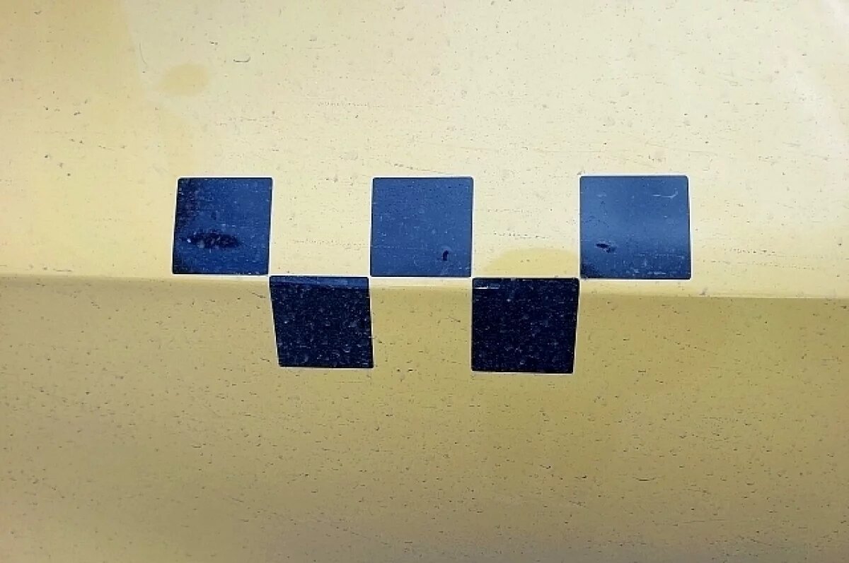    В Туле полицейские тушили загоревшееся такси на дороге