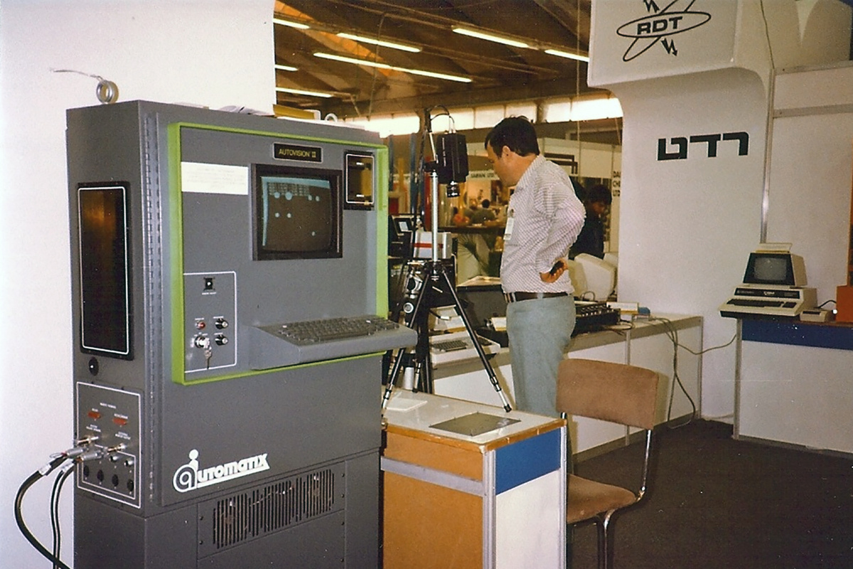 Одна из первых систем машинного зрения «AutoVision ll», 1983 год. Авторство фото: ArnoldReinhold. Собственная работа, CC BY-SA 3.0