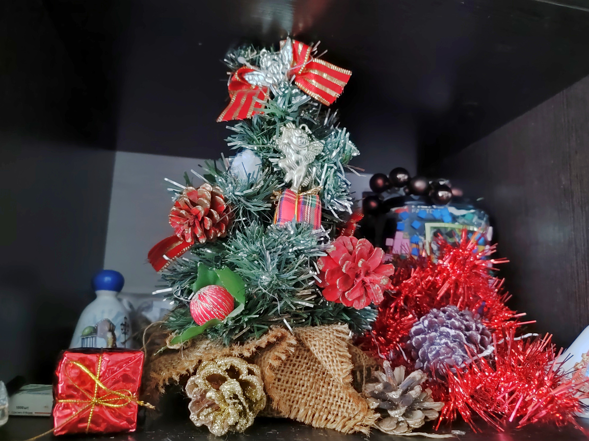 Новогодняя елочка может быть и так украшна, особенно если места нет. 