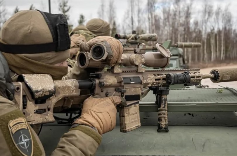 Канадский снайпер с новой винтовкой.