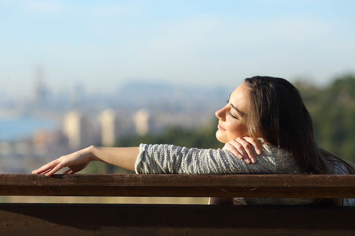 На новом месте больше времени проводите на солнце — оно поможет отрегулировать циркадные ритмы по-новому. Источник: Antonio Guillem / Shutterstock / FOTODOM📷
