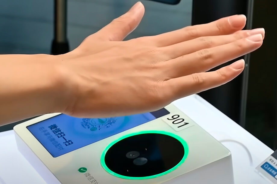 Tencent представила систему идентификации по венозному рисунку ладони, предназначенную для платежей и контроля доступа. | Кадр из видео: Tencent