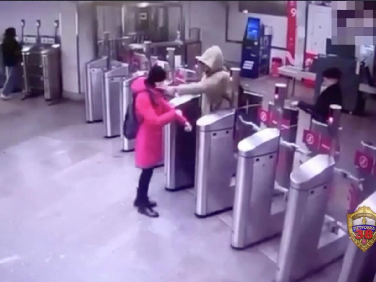    Безбилетник плеснул в лицо женщине горячим напитком из-за замечания на станции метро "Южная" в Москве | © ГЛАВНОЕ УПРАВЛЕНИЕ МВД РОССИИ ПО ГОРОДУ МОСКВЕ