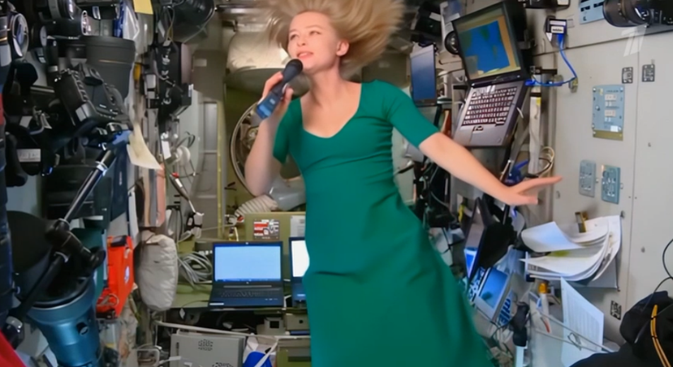 Юлия Пересильд на борту космического корабля. 