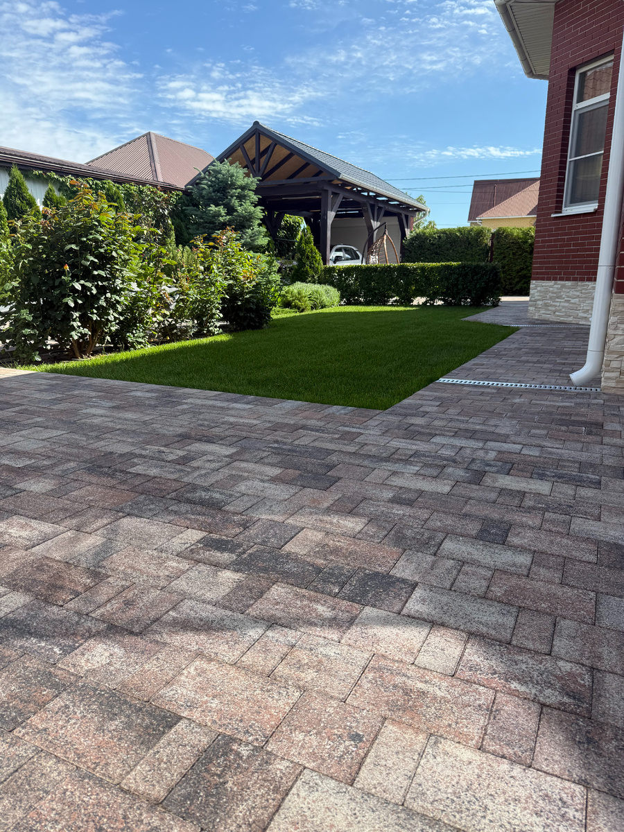 На фото тротуарная плитка формы Полис, цвет Мокко