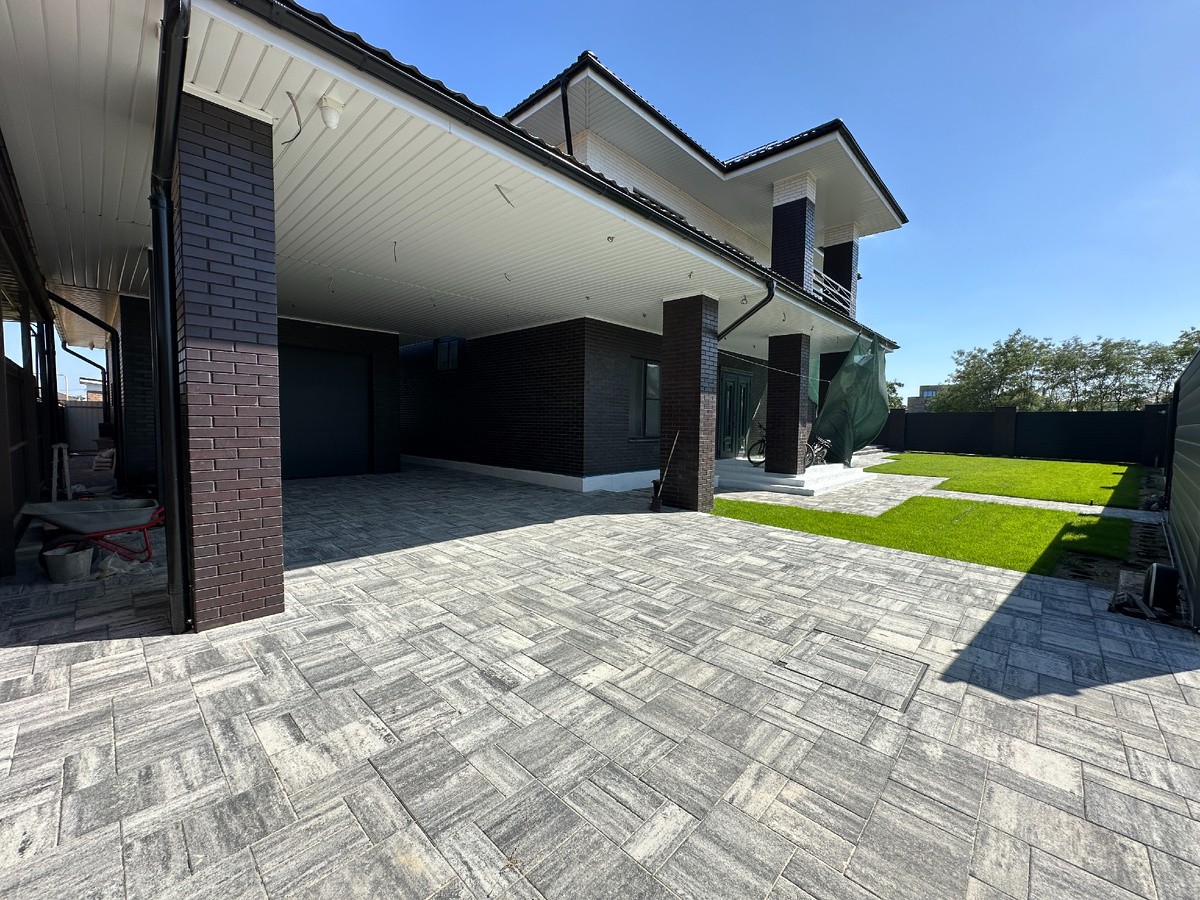 На фото тротуарная плитка формы Аспект, цвет Хаски