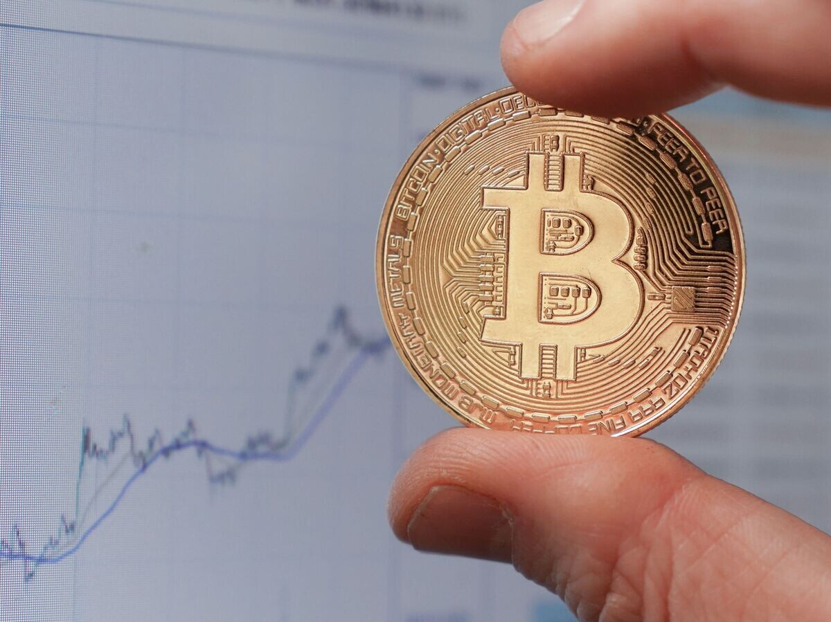    Монета с логотипом криптовалюты биткоин© РИА Новости . Владимир Трефилов