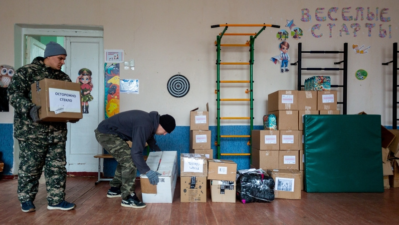    Логистический пункт для сортировки посылок разместился в спортзале одной из школ Фото: Артём Хорошилов / / ИА «Победа26»