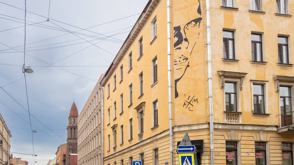 Улица Маяковского, 11, — дом, где с 1925 по 1941 год жил писатель. Граффити с портретом Даниила Хармса на фасаде дома.📷Фото: Евгений Павленко / Коммерсантъ