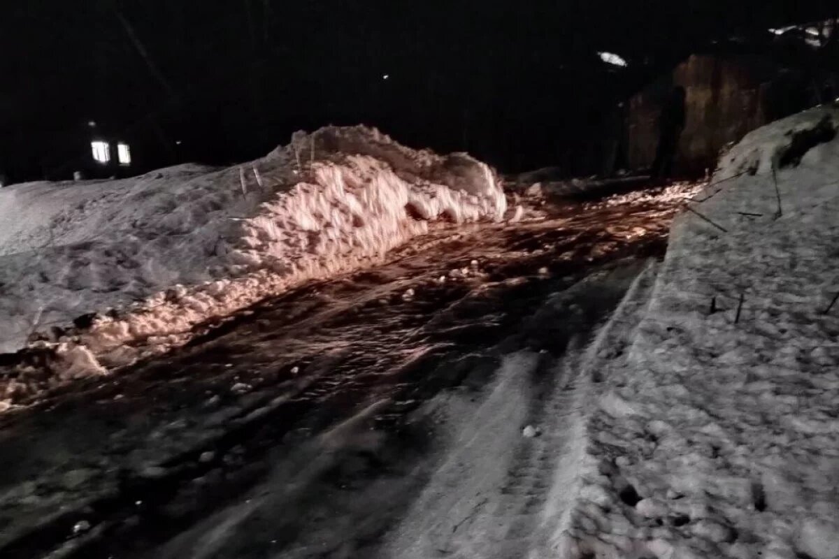    В Елизове жильцы дома вынуждены сами посыпать ледяной спуск к подъезду