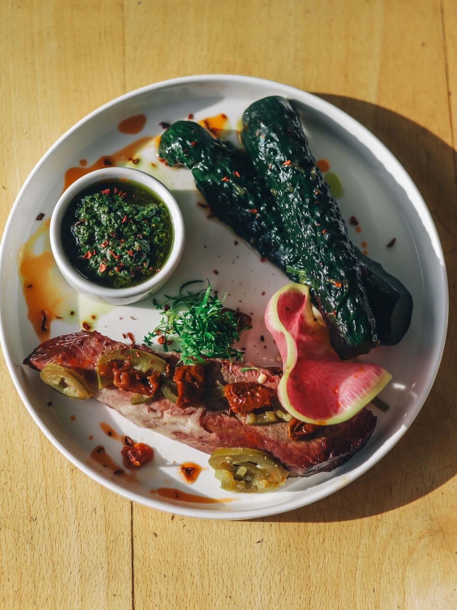 Брискет с битыми огурцами
Фото предоставлено рестораном «Пицца Бар» 