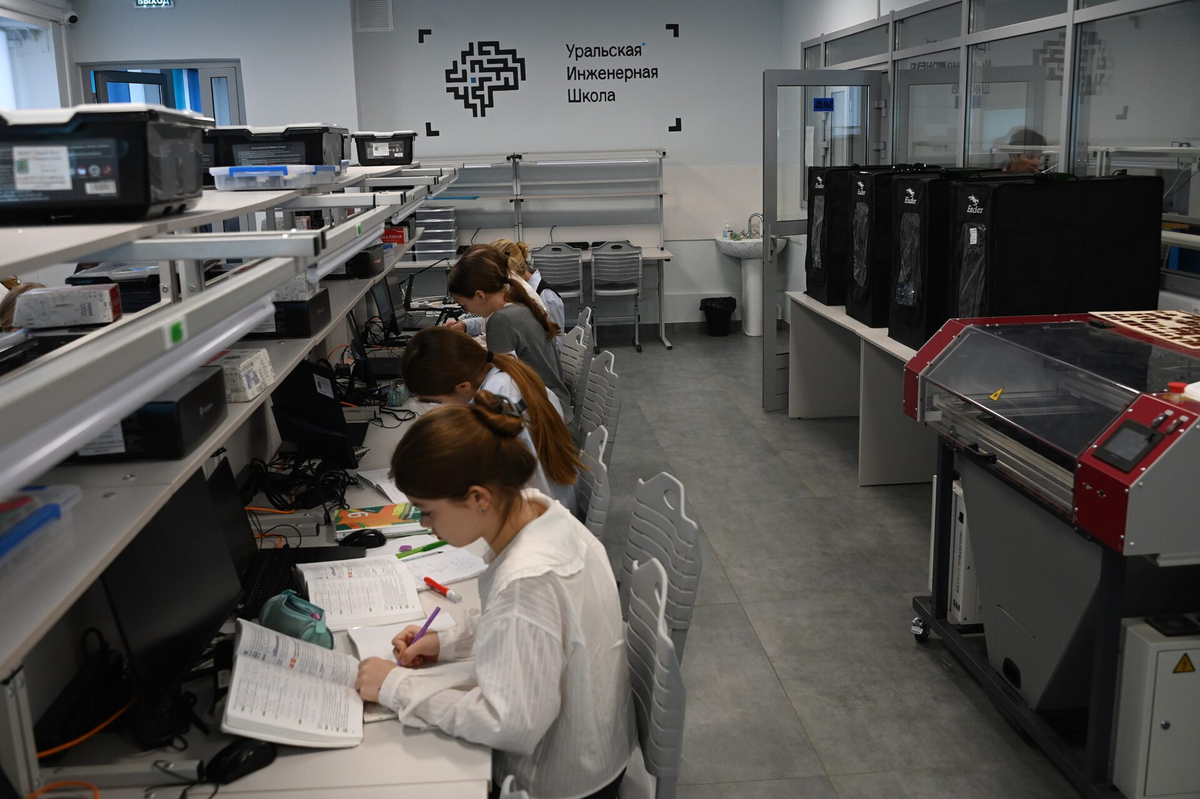 В Центре «Уральская инженерная школа» лицея №21 обучаются ребята с 7 по 11-й класс, здесь они изучают робототехнику, прототипирование, 3D-моделирование. Фото: Борис Ярков, «Областная газета»